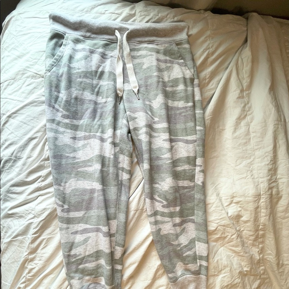 Aerie Super soft woman’s medium joggers. Like new.